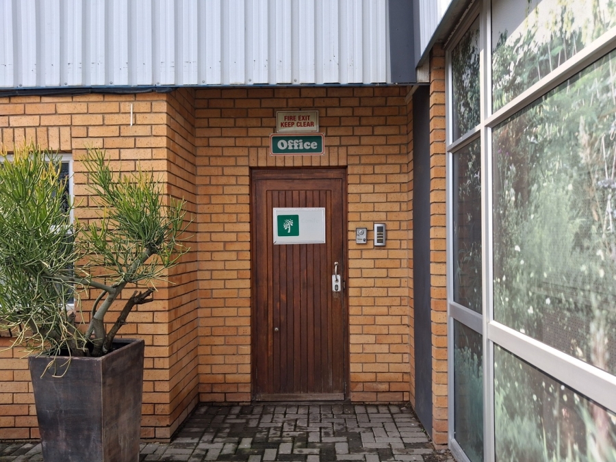 To Let Commercial Property for Rent in Beacon Bay North Eastern Cape